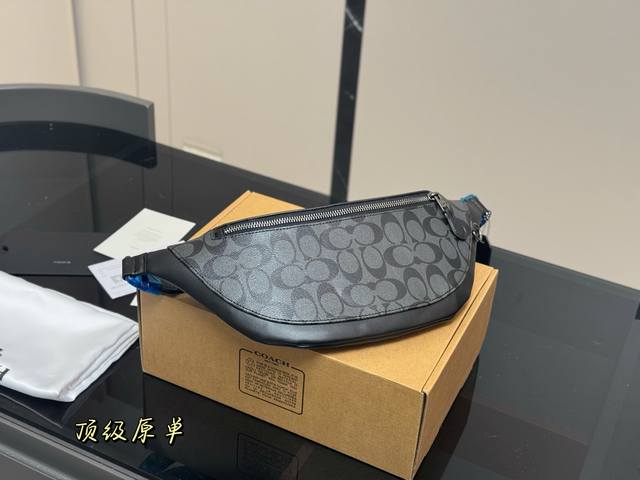 配飞机盒 蔻驰胸包斜挎单肩包 采用精湛镶嵌细工 实物原厂原版面料 尺寸：33.17Cm