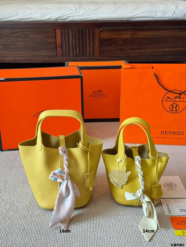 头层牛皮 |HermèS picotin 菜篮子 荔枝纹 牛皮材质如果出门仅可以带一个包包,那必然是爱马仕菜篮子奢侈品中的经典之作,包身日本Zp 五金及印刻国内 头层牛皮 |HermèS picotin 菜篮子 荔枝纹 牛皮材质如果出门仅可以带一个包包,那必然是爱马仕菜篮子奢侈品中的经典之作,包身日本Zp 五金及印刻国内