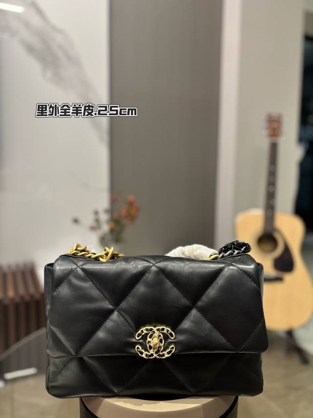 配全套包装 进口头层羊皮专柜对版五金 细节媲美专柜最能Hold的住任何身段的搭配一定不会出错 Chanel19手袋口盖包[黑色] 轻盈绵柔质感山羊皮结合大菱格设