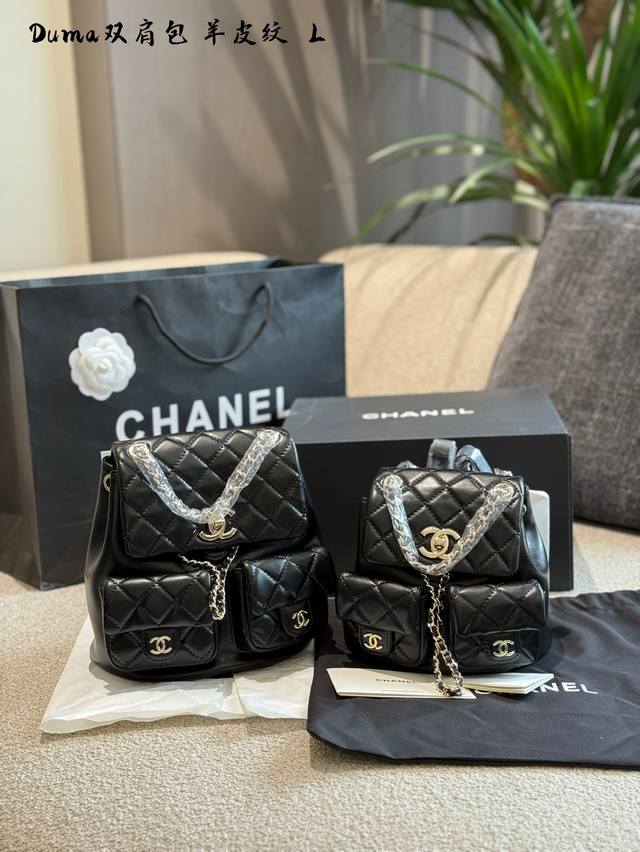 羊皮纹 Chanel Duma青蛙双肩包 Chanel Duma青蛙双肩包由于她双口袋的在线非常可爱像两个大大的眼睛所以也叫它青蛙双肩侧面比较有型会比单口袋Du