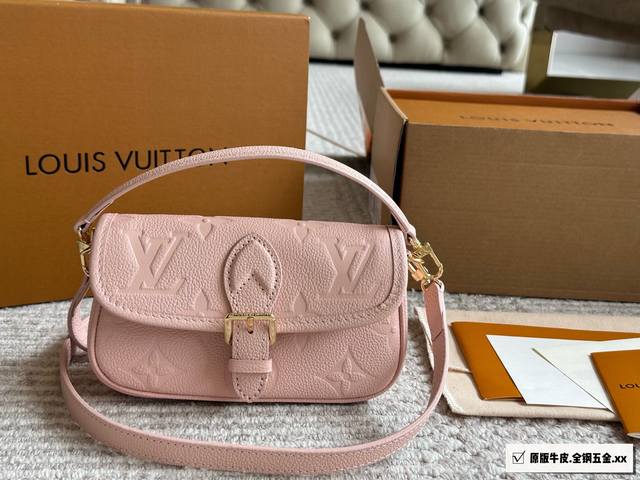 顶级原单 Lv 粉色法棍Nano 一只路易威登Nano粉色法棍 可爱的像一块草莓蛋糕 斜挎腋下都句，甜美风格~ 超正超嫩的樱花光粉，实在太可爱啦，甜美一-定要入