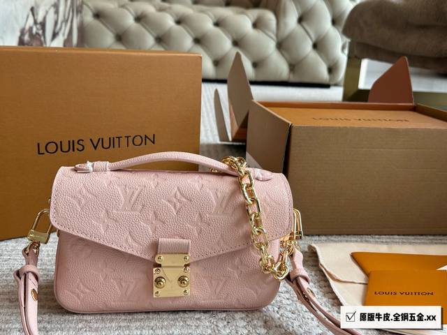 顶级原单邮差 甜美色调新款Lv为 奶呼呼哒 她们如同童话中的公主梦每一只的设计都显得温柔又迷. 人哇娇嫩的浅粉色 奶白色渐变色也太治愈啦~简单背在身_上就能带来