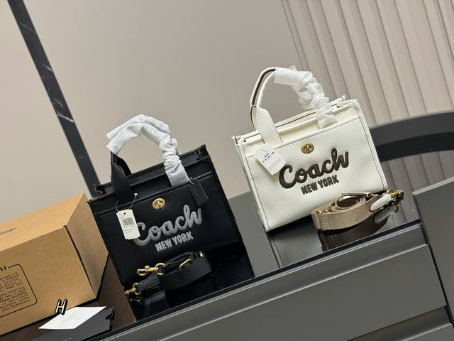 配盒 复刻版 Size：26.19Cm 蔻驰 小号托特包Maggie Tote 等比例缩小版托特包， 手拎小巧， 但又有三个隔层！ 实用满分100！ 可以斜挎，