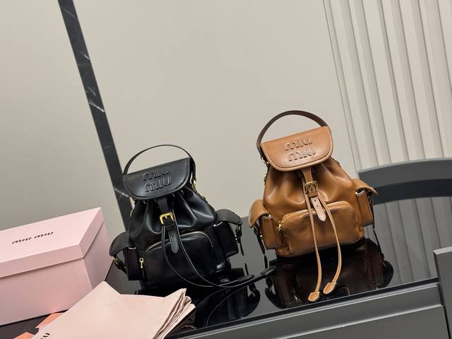 配盒 Size：19.23Cm 今年Miumiu赢麻了 难得碰见有这只双肩包 甜飒酷女总裁值得拥有！ Miumiu太懂少女心啦