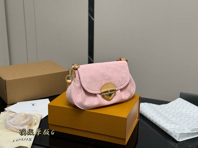 配折叠盒飞机盒 Lv 丹宁系列元宝包 相当小巧所以搭配中尽品时尚靓丽迷人气质 小身材的迷你包就是这么任性 尺寸:23.17Cm