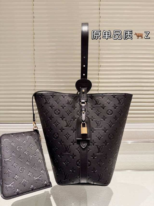 牛皮版本 大号 Lv All Inbb手袋为Monogram牛皮搭配亮泽金属件，以标志性挂锁和名牌彰显经典格调。可调节肩带延续品牌制箱传承，皮革肩带增添斜挎和肩