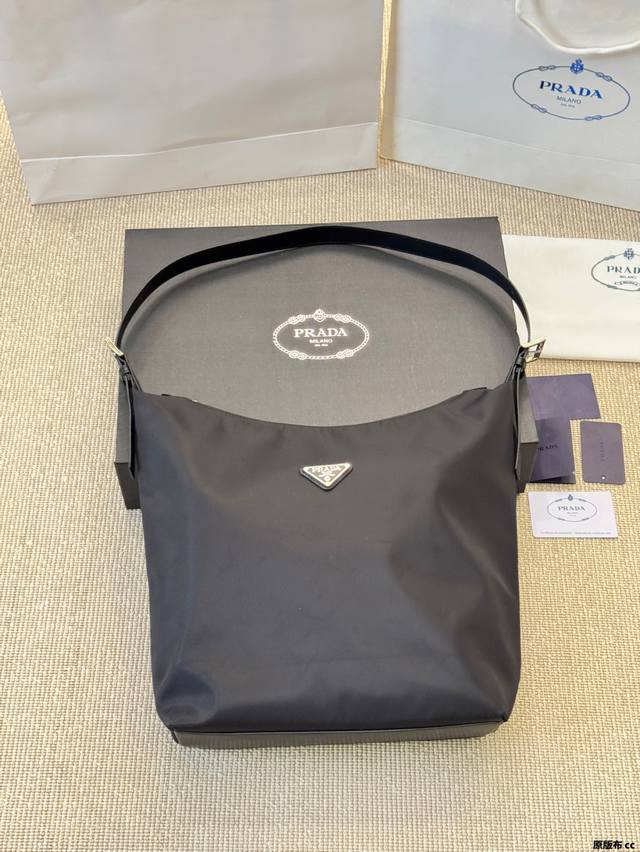 原版布 prada 的经典尼龙布托特包 中古普拉Dtote，非常实用的Tote包！ 这个包简直万能，Ins上对这个款几乎都是好评的，Tote最重要的就是大小，