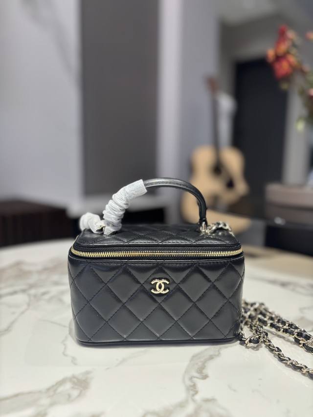 原单纯羊皮 礼盒包装 Chanel 经典王牌 小箱子 大号内置化妆镜 黑色系的搭配很适这季节 复古氛围感瞬间拉满 尺寸17Cm 11Cm