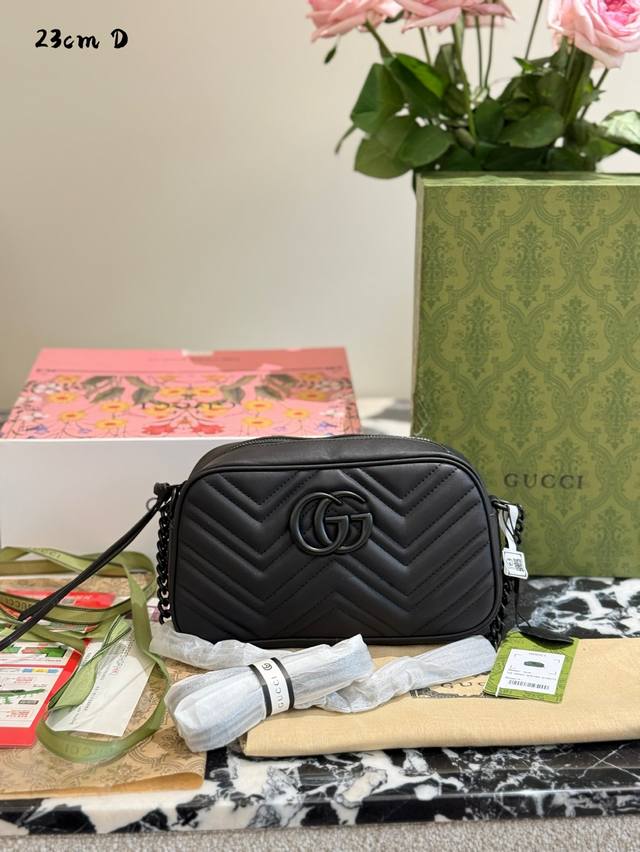 Gucci黑色Ggmarmont 这款小型Gg Marmont链条肩背袋的袋身柔软而挺立，缀以双G配件，并以顶部拉链开合。 手袋采用绗缝V形皮革制成。 链条肩带