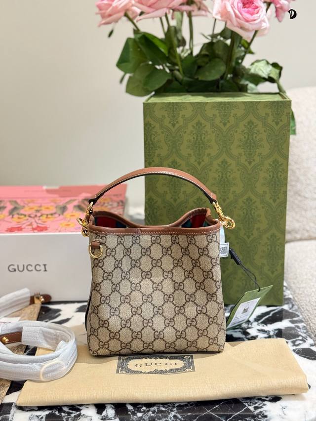 配全套包装] 这款购物袋Gg图案和条纹织带这两 种品牌颇有辨识性的元素融合成经典搭配，Ophidia 世界的演化之路从未止息，加入别出心裁的款式造型，不断推陈出