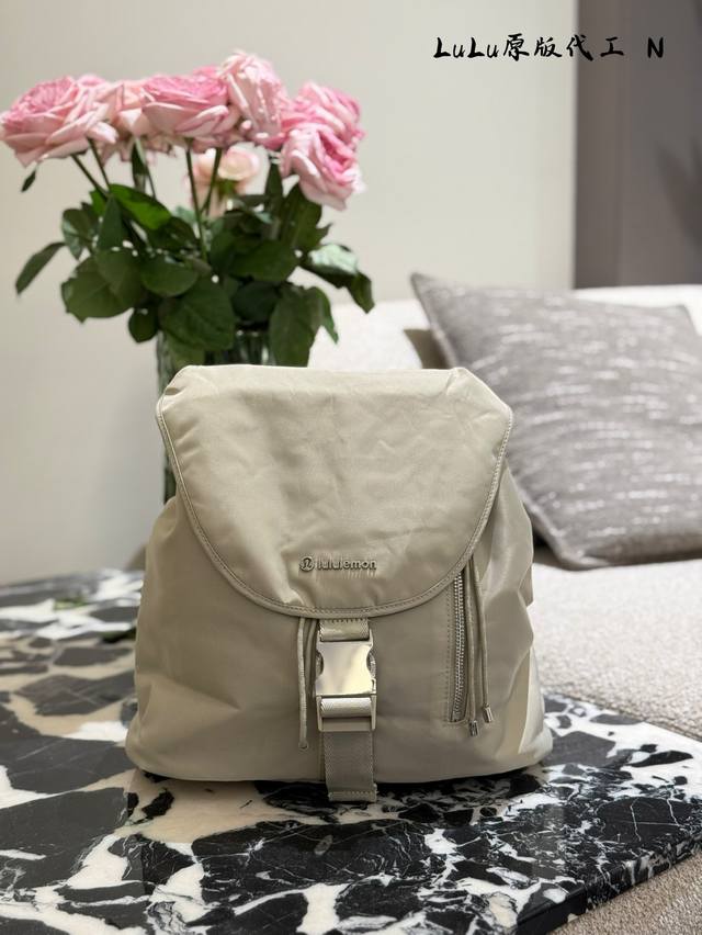 Lululemon新款抽绳水桶背包来咯 Lululemon Drawstring水桶背包， 背包采用经典的桶形设计，使用抽绳和卡扣闭合，为你安全收纳出行物品。外