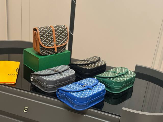 配盒 戈雅邮差包 属于这个季节的包 完美1:1定制 从头到尾全部都是客订哦！ 尺寸：22*18Cm