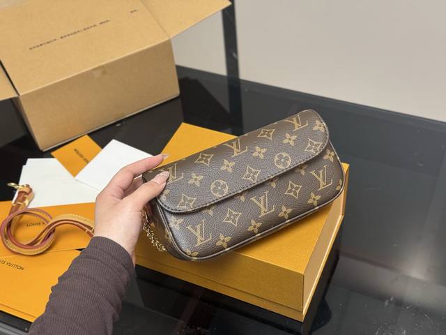 配折叠盒飞机盒 Size：22*12Cm Lv 新晋爆款Ivy Woc 出道即巅峰 双链条设计的麻将包 可斜挎可单肩可手提 内置卡槽 可爱好用！