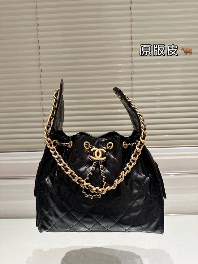 原版皮 小香Chanel 头层皮购物袋出货，超级柔软，亲肤感特别好！内里采用同质量！超级好物，等你来背！尺寸 26.22Cm