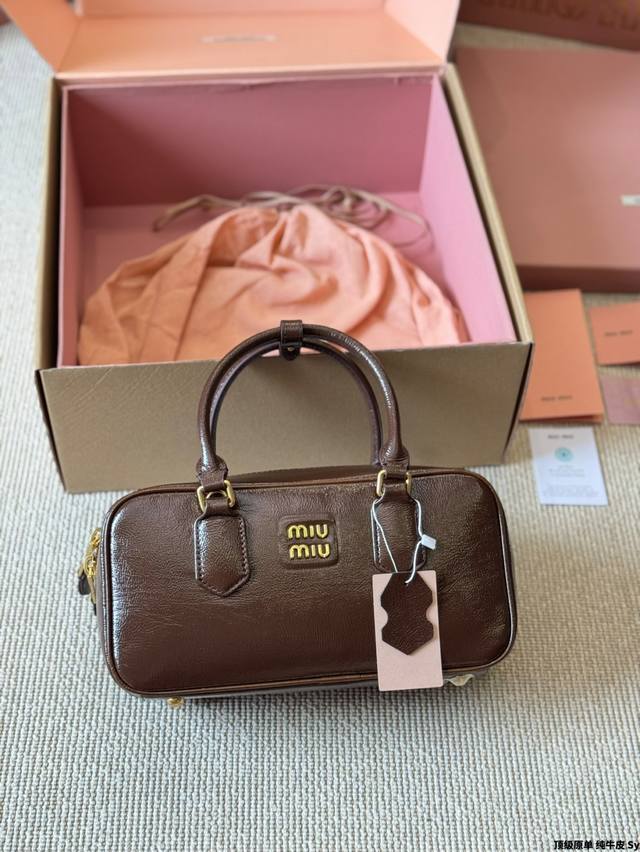 顶级原单 纯牛皮 Miumiu新款漆皮保龄球包尊嘟好好看 Miu家最新款油蜡漆皮包包质感绝了 冰裂纹理的皮面真的好好看 尺寸23 14Cm
