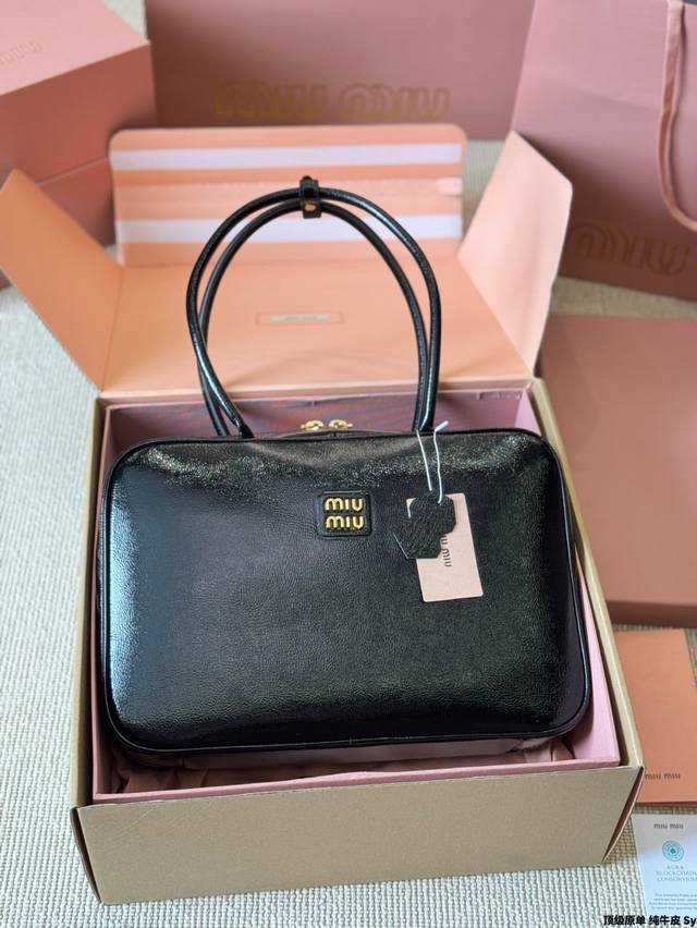 顶级原单 纯牛皮 Miumiu保龄球 公文包 油蜡皮 对版面料 皮质光滑细腻柔软， 棉质缎面衬里。 背起来都很Nice 哦 可手拎也可斜挎！ 出场就是Miumi