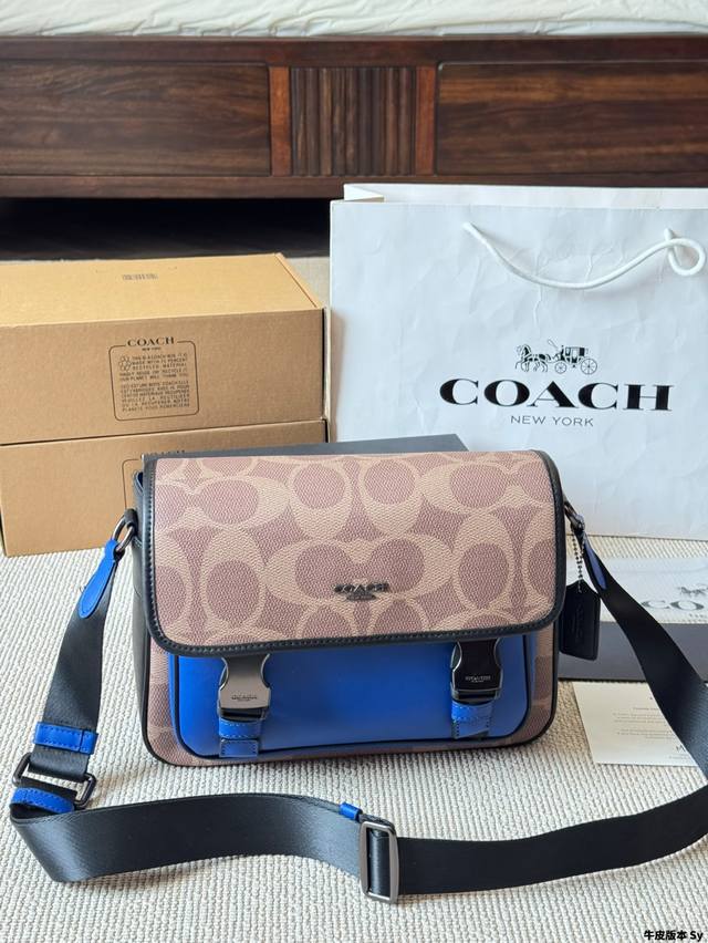 牛皮版本 男士邮差包 Coach酷帅邻家风走起~ 男包应该如何选择时尚界男包内卷舌 不如配上一些明亮的颜色打造酷帅邻家风~ Coach蔻驰的Track系列一直都