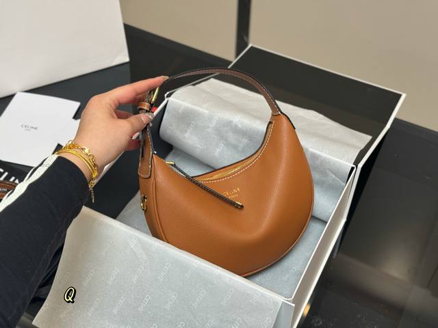 配盒 尺寸：22.15Cm Celine Lulu 腋下包 依旧好好背 手拎起Ava就好有气场哟100 赛琳实用性更强哦！ 高级感超强！