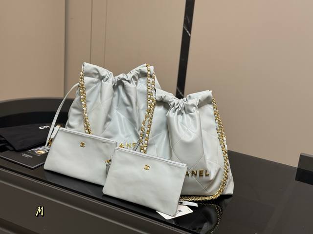 飞机盒 升级版 Size：39*42Cm 35*37Cm 太好搭配了呜呜呜 Chanel 22Bag更酷哦！ 升级后皮子摸着更舒服 更雾面哑光一点 软软糯糯的质