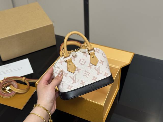 配折叠盒飞机盒 Size： 17*12Cm 小 Lv Alma贝壳包 内敛！深沉！有味道！ 这款百搭的经典手袋 依然很受现代的青睐！