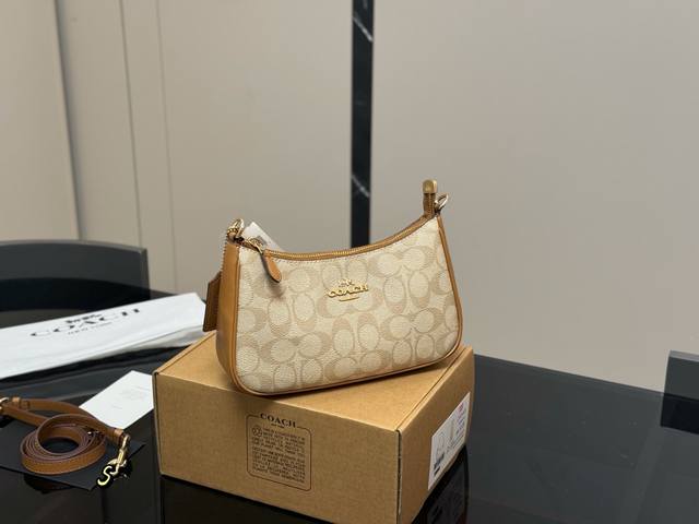 飞机盒 升级版 Size：24*13*7Cm 蔻驰 Teri腋下包 ，香不蕾 腋下包设计天花板了哦！ 配有2条肩带， 单肩斜挎都可以！ 颜值 搜索Coach 蔻