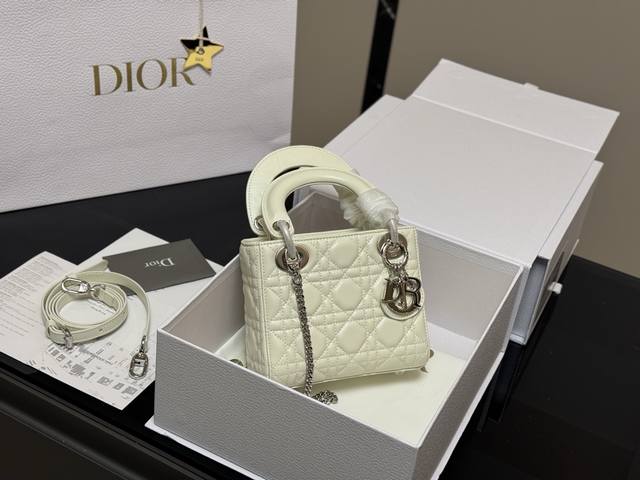 配盒 升级版 Size：17*15Cm 三格 戴妃 Dior包包 迪奥戴妃 银色扣子 拿在手上和肩背都很简约大气哦！ 奶呼呼看起来就心旷神怡 很嫩很有夏天的感觉