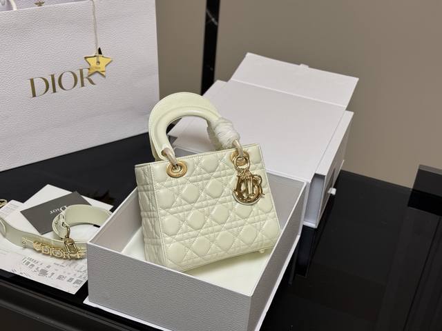 配盒 Size： 21Cm 4格 Lady 高品质返场！ 迪奥戴妃，超级养眼哦！ 高端品质，随意对比细节， .不要太上头哦亲！ 用Dior戴妃樱花粉来开启我的夏