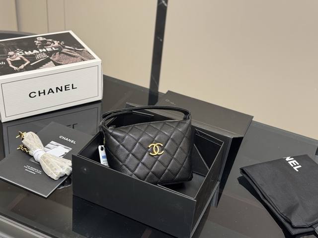 配折叠盒飞机盒 Size：15.13Cm 香奈儿饭盒 Hobo 又称流浪包 包身轻便又有容量 又精美又实用，性价比超高 推荐入手之一 太好搭啦！随手一提！出门！