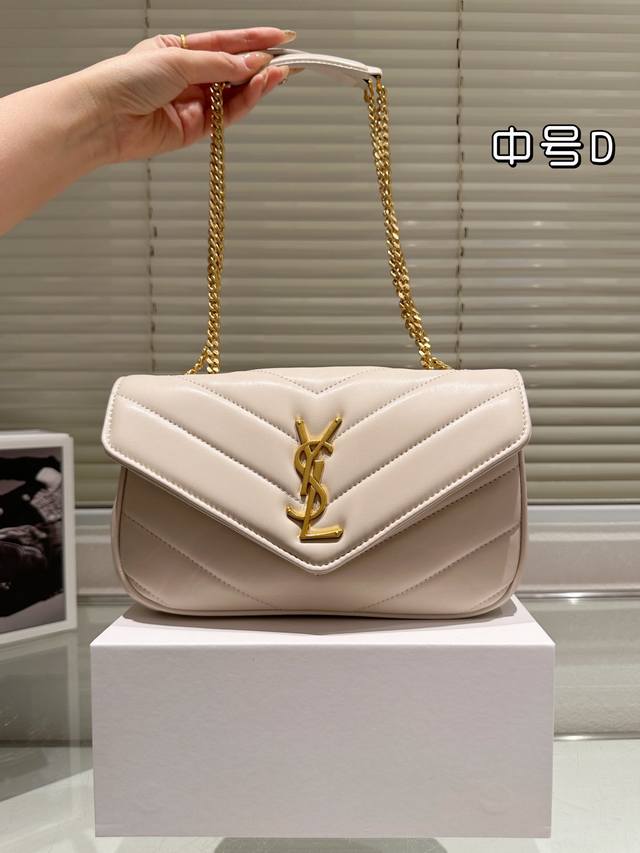 Ysi新款Loulou 25早春新款Loulou,羊皮手感柔柔软软的,新版羊皮另外做了涂层处理,不仅更耐用,还更具光泽感,显的整个包都格外精致,美丽 滑动式链条 Ysi新款Loulou 25早春新款Loulou,羊皮手感柔柔软软的,新版羊皮另外做了涂层处理,不仅更耐用,还更具光泽感,显的整个包都格外精致,美丽 滑动式链条