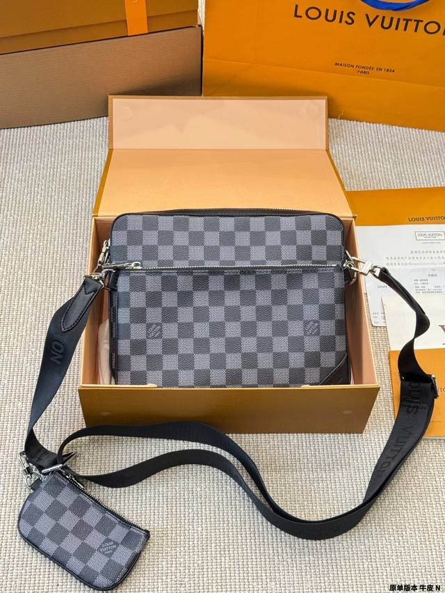 原单版本 牛皮 Lv包包男士三合一黑武士三件套Trio邮差包 Lv推出的三合一爆火，股多种包包的流行风潮。 非常难得的是，三合一又出了男士款 而且是黑色老花与反