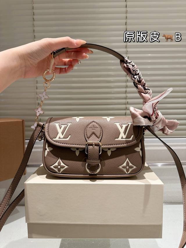 牛皮 全钢五金 配丝巾 Lv Nano Diane牛皮腋下法棍包 全钢五金全套礼盒包装 尺寸 18 12Cm