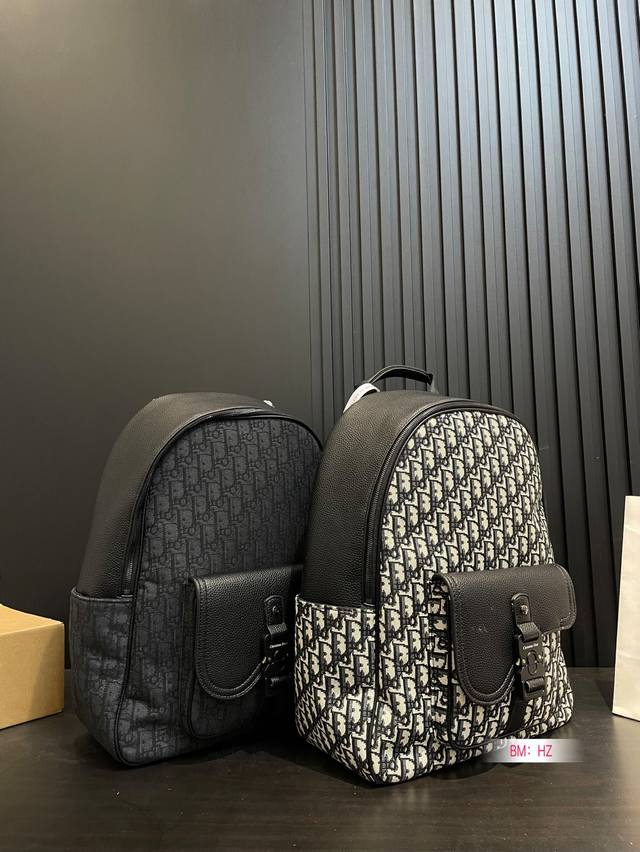 顶级原单 迪奥 爆款双肩出货 新款 男女背都好看 作为一只合格的双肩包 一定要好看 舒适 耐造 背包比较大 远途旅行带它准没错 也是学生党的最佳选择 超级实用