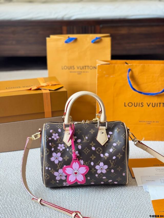 牛皮版本 Lv Speedy 村上隆樱花系列 枕头包 这款Retiro 手袋以标志性的Lv老花面料制成，搭配奢华的变色牛皮饰边，经典永恒。优雅低调的外形设计和宽