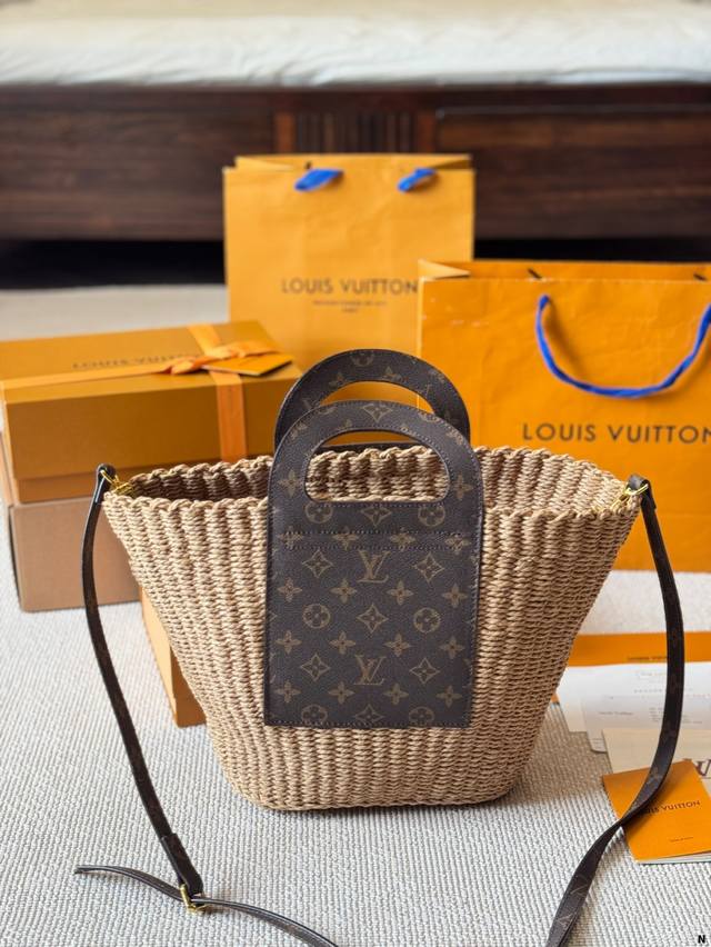 Lv 编织水桶包 来推荐这只阳光草编包，编织和皮革，清爽也文艺，让你也可甜可美。 设计也非常实用，容量也大。同款哦夏天怎么能少了草编包呢 尺寸 22 25Cm