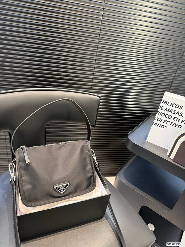 配盒子 普拉达手提腋下包 它的处好就是，塌塌懒懒的感觉，很随意，当了你解Vintage时，就会发现，每一中款古包都有自己独的特味道。尺寸21 16 货号6799