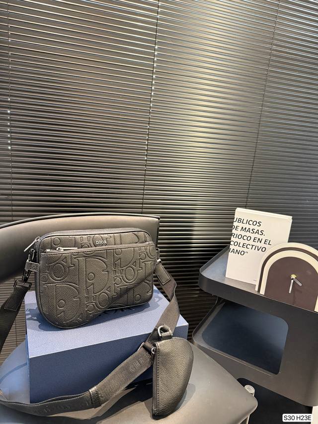 配折叠盒子 迪奥邮差包 实用而精巧,Gravity 印花效果皮革采用压花工艺将经典图案精致地呈现于卡其色牛皮革之上,正面饰以同色调粒面牛皮革细节和D标志,充分彰 配折叠盒子 迪奥邮差包 实用而精巧,Gravity 印花效果皮革采用压花工艺将经典图案精致地呈现于卡其色牛皮革之上,正面饰以同色调粒面牛皮革细节和D标志,充分彰