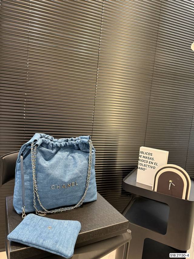 配盒子 香奈儿牛仔垃圾袋 众星宠儿Chanel 22Bag这颜值太能打了能装又好看，随性软塌塌的质感背起来超有范儿！尺寸：35 36 货号21130-4
