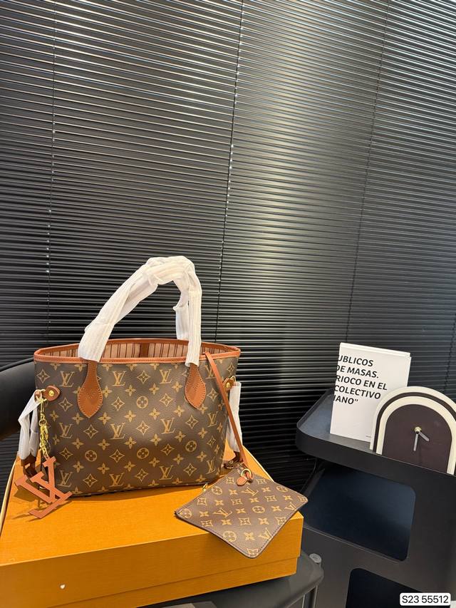 配折叠盒子 新款Lv购物袋 超火的Tote托特包,日常通勤都非常可会越用越喜欢的一款,值得入手。尺寸:28 22 货号55512 配折叠盒子 新款Lv购物袋 超火的Tote托特包,日常通勤都非常可会越用越喜欢的一款,值得入手。尺寸:28 22 货号55512