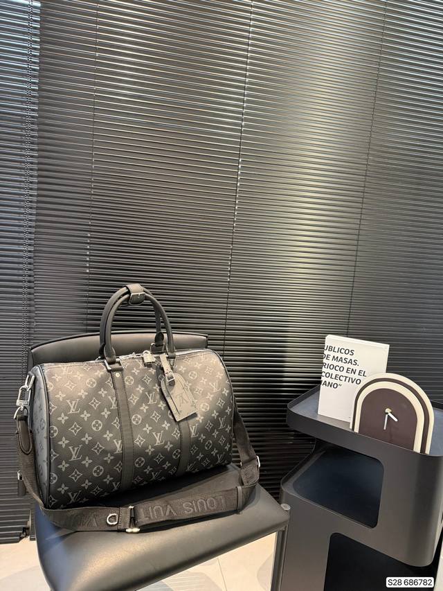 Lv旅行袋 非常具有设计感 简约又精致,细节满满 无论是长途旅行,还是短途郊游,都是超实用的时尚搭配哦!尺寸:40 24 货号686782 Lv旅行袋 非常具有设计感 简约又精致,细节满满 无论是长途旅行,还是短途郊游,都是超实用的时尚搭配哦!尺寸:40 24 货号686782