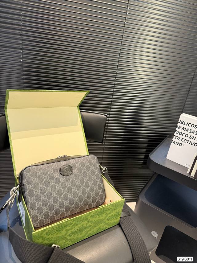 配盒子 酷奇相机包 Gucci更高级时髦 日常出门首选时尚弄潮儿必备款哦尺寸:25 16 货号6011 配盒子 酷奇相机包 Gucci更高级时髦 日常出门首选时尚弄潮儿必备款哦尺寸:25 16 货号6011