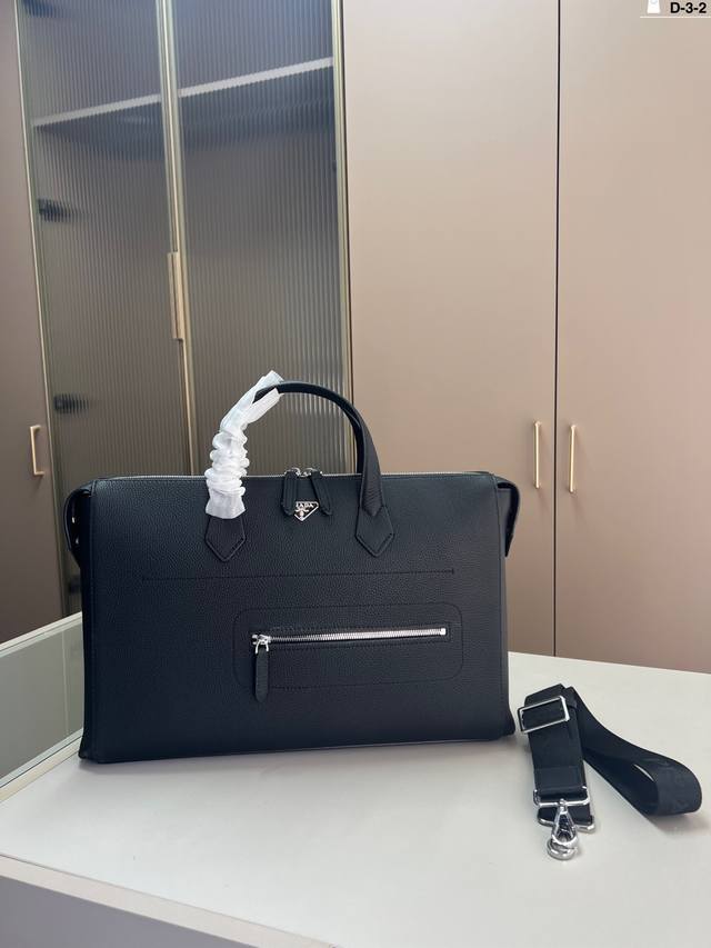 普拉达男士公文包，可以斜挎可以手提 容量也很大，文件，电脑都可以放 黑色百搭，经典 D-3-2尺寸38×28