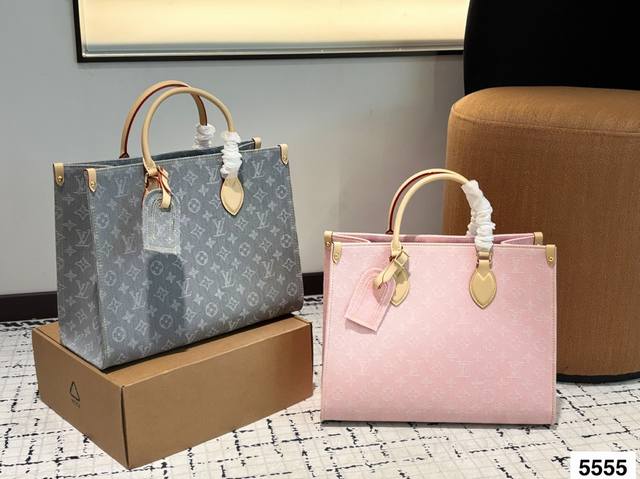 配飞机盒折叠盒子 全钢五金 芯片版本 Lv牛仔托特百搭实用 可甜可盐 又酷又飒。逛街通勤,完全是可以驾驭的吖。 巨大袋身干净的外部线条 尺寸:35 28 配飞机盒折叠盒子 全钢五金 芯片版本 Lv牛仔托特百搭实用 可甜可盐 又酷又飒。逛街通勤,完全是可以驾驭的吖。 巨大袋身干净的外部线条 尺寸:35 28