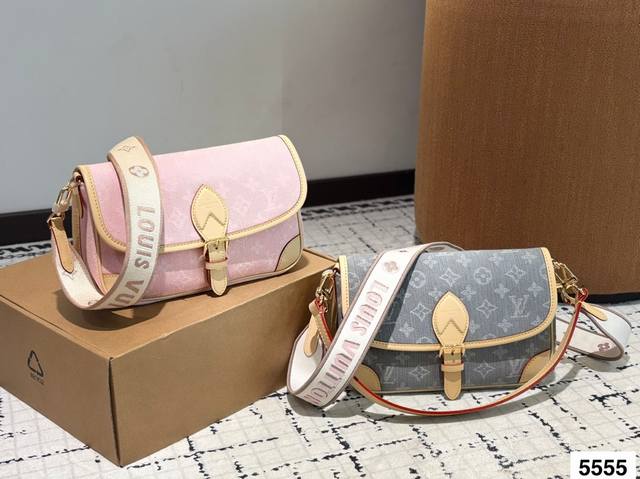 配飞机盒折叠盒子 钢五金 Lv牛仔法棍 Lv爆款王者法棍包-Lv Diane Ivdiane 又名法棍包，老花Monogram和皮拼焦糖色信封一样的包型 近，复