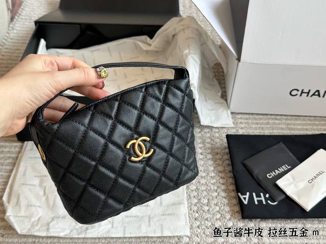Chanel25p拉丝大Logo饭盒包~ 复古Logo更时髦鱼子酱皮很有质感 链条可以拆卸单肩斜挎手提多种背法⑨ 再也不用担心斜挎会很长了 容量很好可以放得下p Chanel25p拉丝大Logo饭盒包~ 复古Logo更时髦鱼子酱皮很有质感 链条可以拆卸单肩斜挎手提多种背法⑨ 再也不用担心斜挎会很长了 容量很好可以放得下p