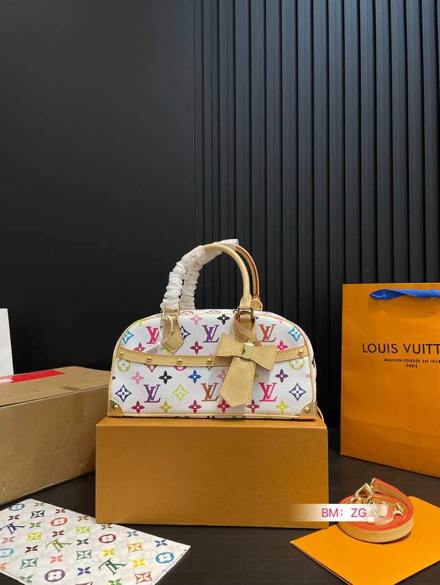配折叠礼盒 Lv 白三彩保龄球包 村上隆联名系列 本款Handbag East West手袋出自路易威登X村上隆再版系列，以艺术家笔下标志性的彩虹色调描摹全幅M