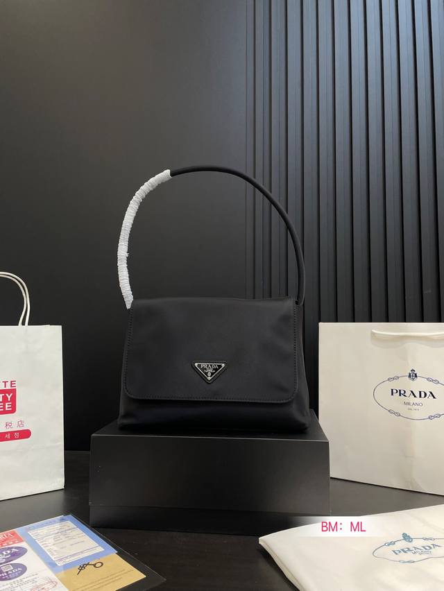 配折叠礼盒 普拉达prada 新款尼龙防水布Hobo腋下包 尺寸27*18