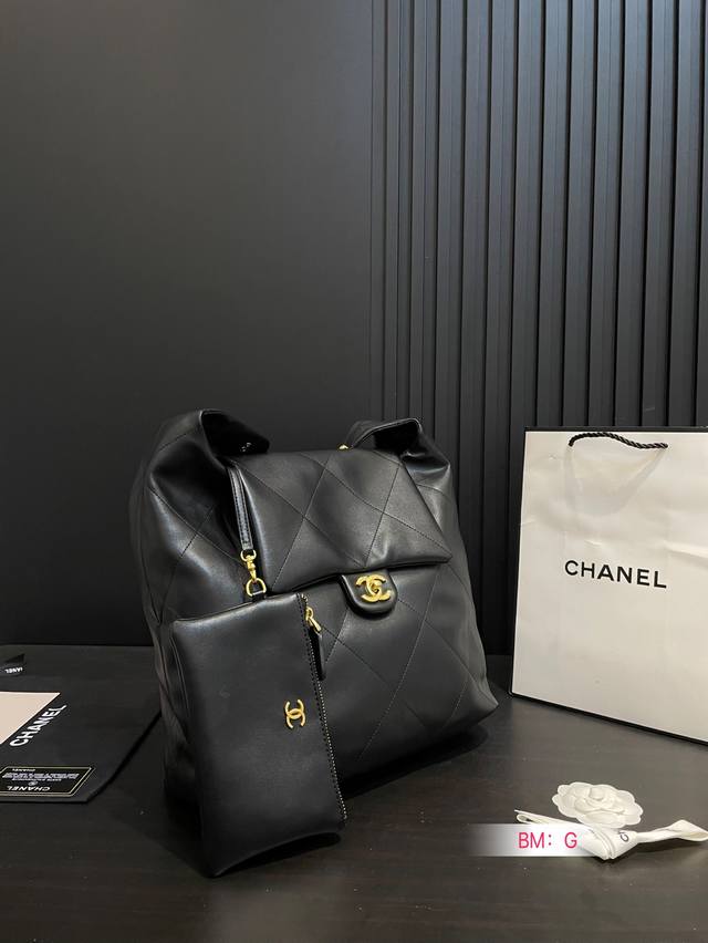 全皮 期待己久的香奈儿托特 时尚感十足，实用性也毫不逊色 无论是逛街、学会还是工作，都能成为你的最佳搭档 尺寸30*33