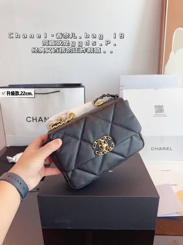配礼盒. 香奈儿Chanel 19Bag链条包 有型，能装，风格随意切换 年度最爱大包，有点飒，冷淡风 气场十足 高级满满尺寸：22*7*15Cm