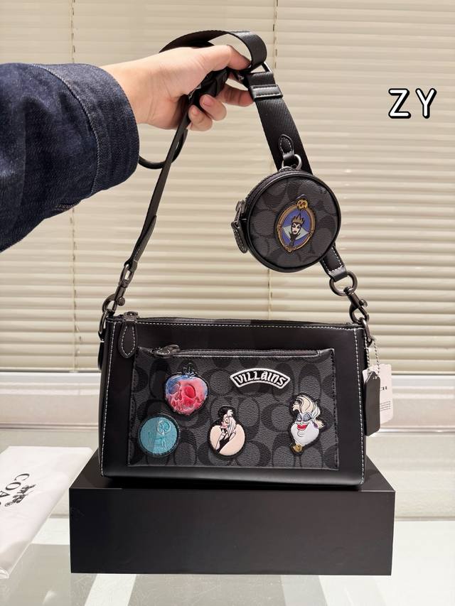 复刻版 男士相机包 Coach酷帅邻家风走起~ 男包应该如何选择时尚界男包内卷舌 不如配上一些明亮的颜色打造酷帅邻家风~ Coach蔻驰的Track系列一直都是