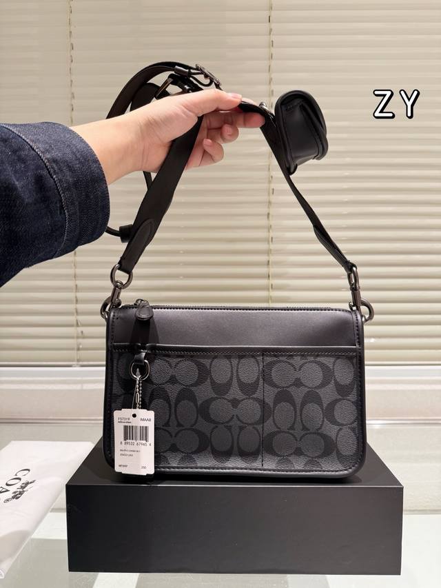 复刻版 男士相机包 Coach酷帅邻家风走起~ 男包应该如何选择时尚界男包内卷舌 不如配上一些明亮的颜色打造酷帅邻家风~ Coach蔻驰的Track系列一直都是